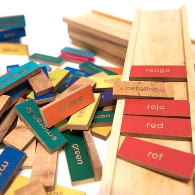 Blocos de madeira coloridos com etiquetas multilíngues e suportes de madeira