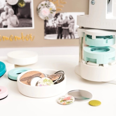 conjunto para fazer botões com máquina branca e verde-água e botões coloridos com padrões florais