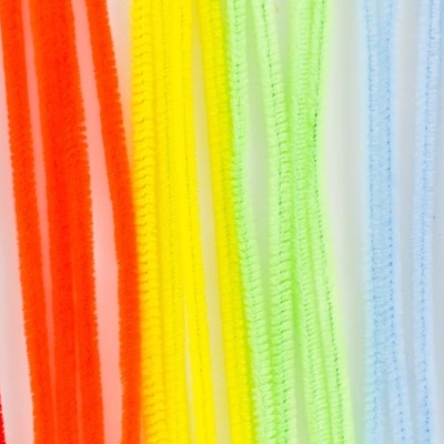 Fios chenille coloridos organizados lado a lado