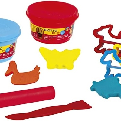 Três potes de massa de modelar Giotto Color com moldes plásticos e ferramentas de modelagem