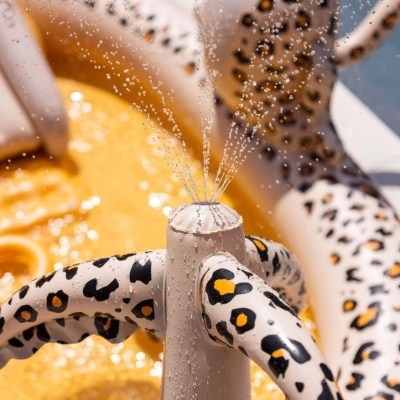 Fonte de mesa decorativa com padrão animal e jatos de água