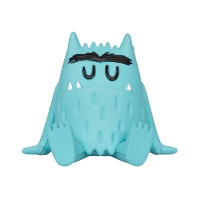 Figura decorativa azul formato monstro com olhos fechados e dentes brancos