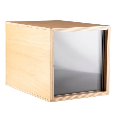 Caixa cúbica em madeira clara com um lado negro