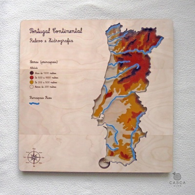 Mapa de Portugal Continental em madeira com relevo e hidrografia, mostrando altitudes e rios