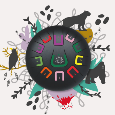 Tambor musical preto com números coloridos em volta, sobre ilustração de animais e plantas