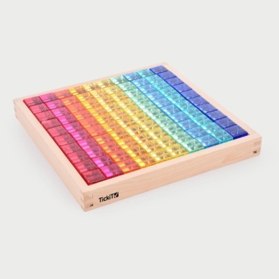 Tabuleiro de madeira com blocos coloridos transparentes organizados em linhas por cor