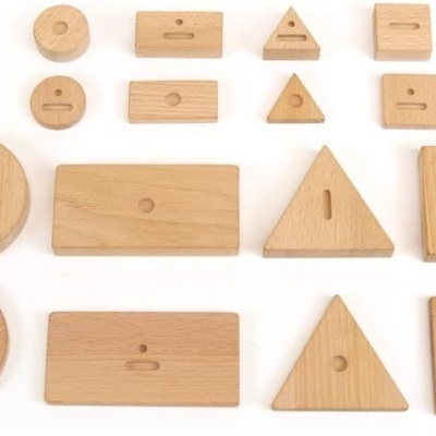 Blocos de madeira em formas geométricas com entalhes e furos