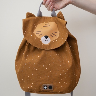 mochila infantil castanha com rosto de animal e pintas brancas