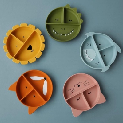 Cinco pratos infantis de silicone em formas de animais coloridos sobre superfície azul