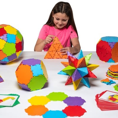 Brinquedo Polydron com peças geométricas coloridas e menina a brincar