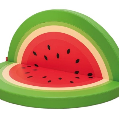 Sofá infantil em forma de melancia colorido com sementes pretas