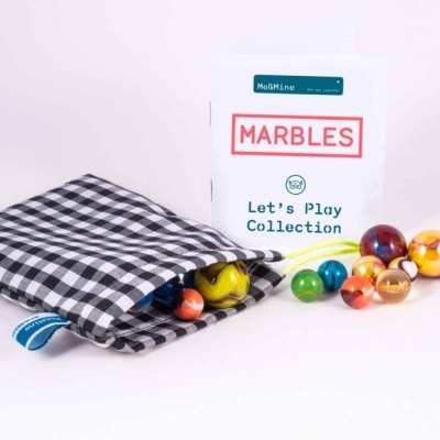 Berlindes coloridos, saco xadrez e embalagem com texto MARBLES