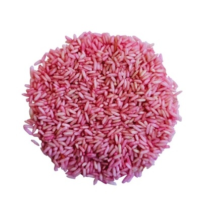 Círculo de pequenos grãos cor-de-rosa sobre fundo branco