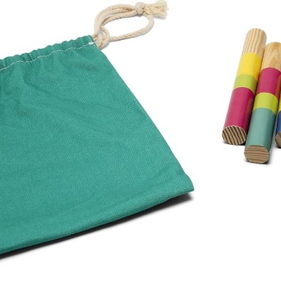 Saco verde com cordão e oito tacos de madeira coloridos