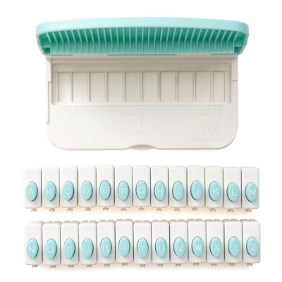 Conjunto de carimbos alfabéticos brancos com letras azuis e caixa azul-claro