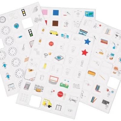 Folhas com ilustrações pequenas coloridas e recortes quadrados