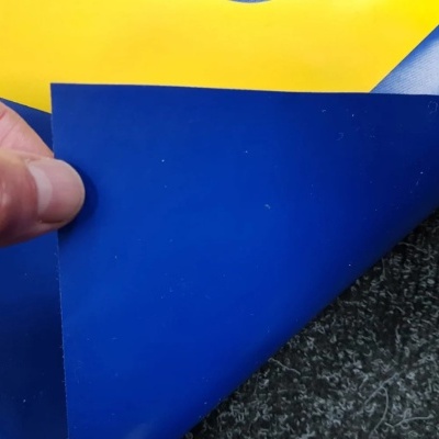 Bola de voleibol amarela e azul com mão segurando