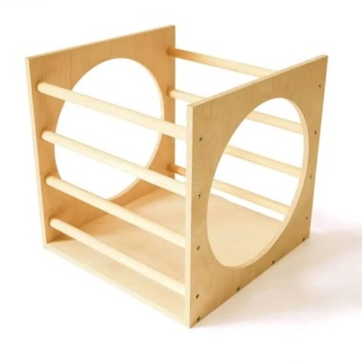 Estrutura de madeira clara com círculos vazados e barras horizontais