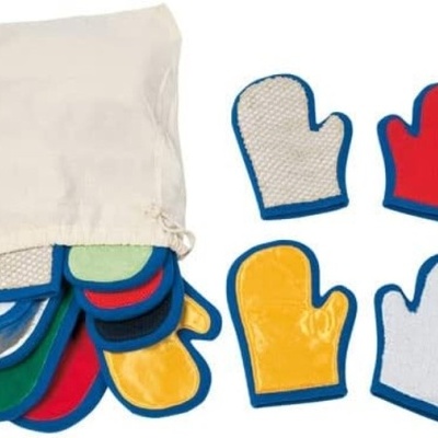 Luvas coloridas para limpeza com diferentes texturas e bolsa de pano branca