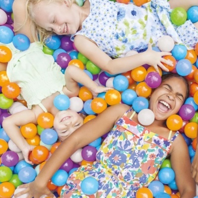 Crianças a brincar num tanque de bolas coloridas