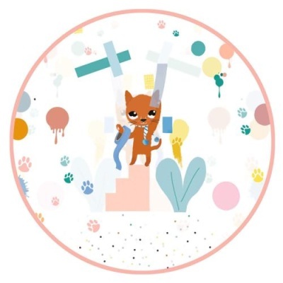 Gato de desenho animado castanho pendurado numa estrutura abstrata em fundo branco com manchas e pegadas coloridas