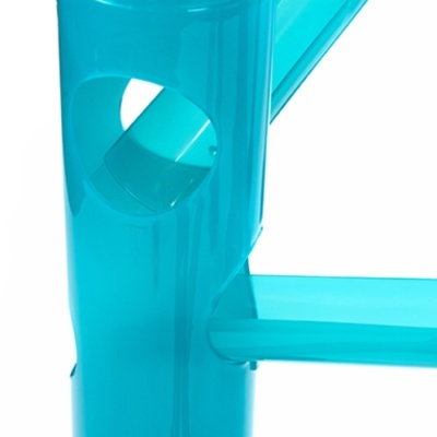 Estrutura metálica azul com abertura circular e tubo