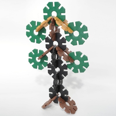 Estrutura feita de peças modulares em forma de engrenagens verdes, castanhas e pretas sobre fundo branco.