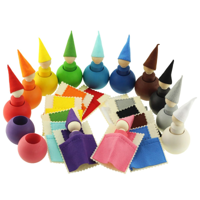 Bonecos de madeira coloridos com gorros e panos de limpeza em várias cores