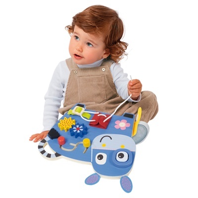 Criança brincando com brinquedo de madeira colorido e educativo