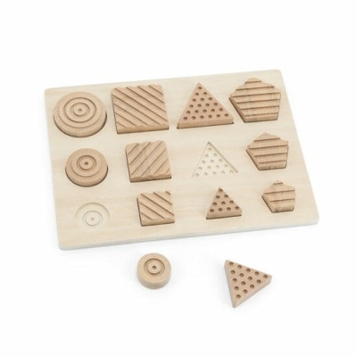 Painel de madeira com formas geométricas destacáveis em madeira natural com padrões