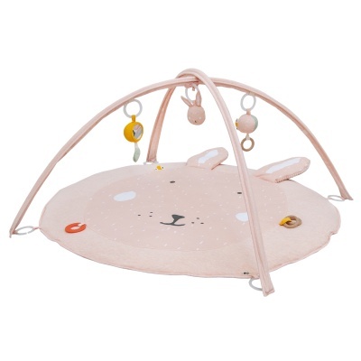 Tapete de atividades para bebé rosa com cabeça de coelho e brinquedos pendurados