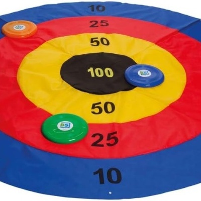 Tapete de jogo colorido com discos e números de pontuação