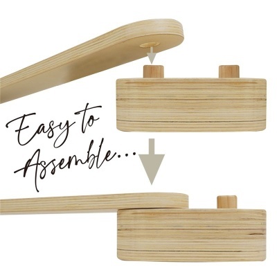 Peças de madeira clara de contraplacado com pinos para encaixe e texto 'Easy to Assemble...'