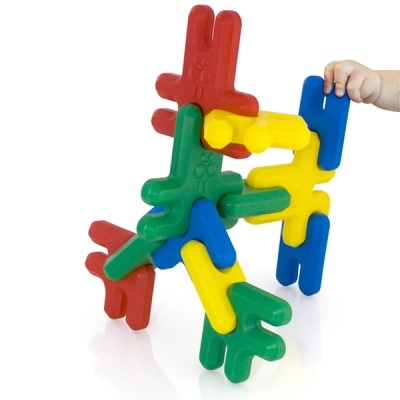 Brinquedo de construção colorido com peças entrelaçadas e mão infantil