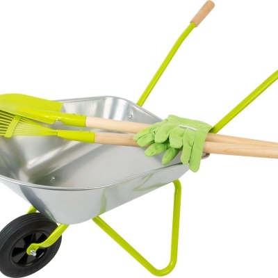 Carrinho de mão metálico com ferramentas de jardim verdes e luvas