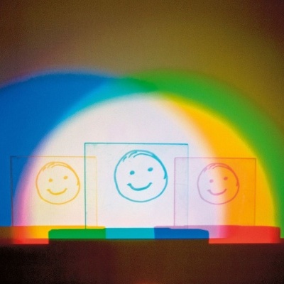 Três painéis transparentes com smileys coloridos e sombras multicoloridas