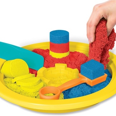 Jogo de areia cinética colorida com acessórios e tabuleiro amarelo