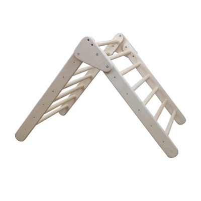 Treinador triangular de escalada infantil em madeira clara