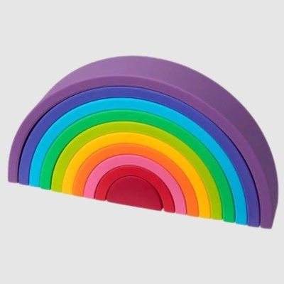 Arco-íris de madeira colorida em fundo cinza