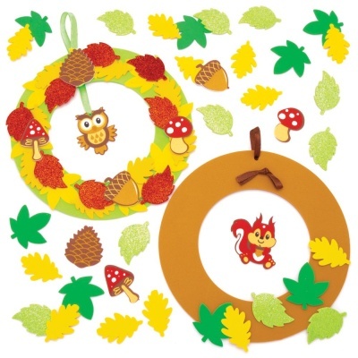 Dois enfeites de guirlanda redondos de espuma com motivos de Outono e animais de floresta