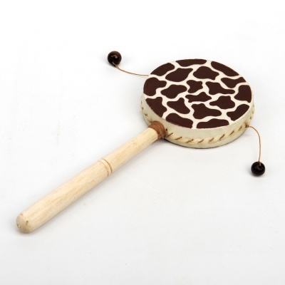 Tamborim infantil de madeira com padrão de manchas marrons e brancas