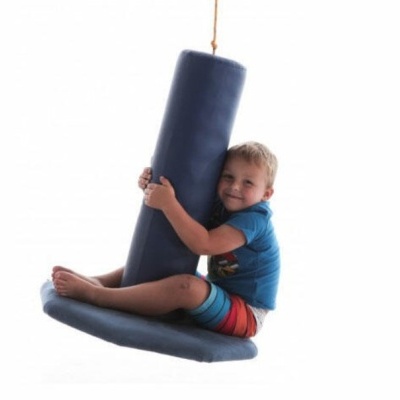 Criança abraçando brinquedo suspenso azul escuro