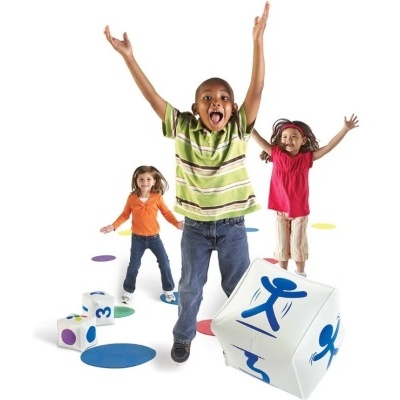 Crianças brincando com dados de espuma coloridos em fundo branco.