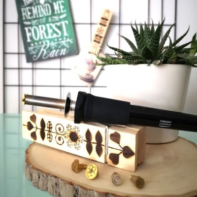 Pirogravador com base decorada, acessórios e planta suculenta