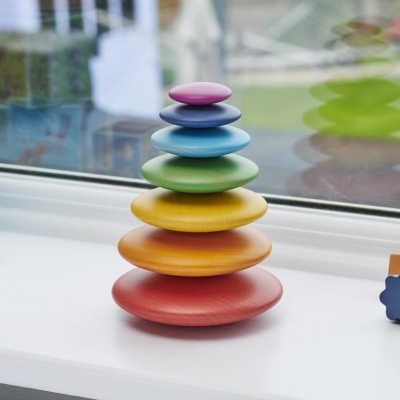 Pedras de madeira coloridas empilhadas por tamanho em janela