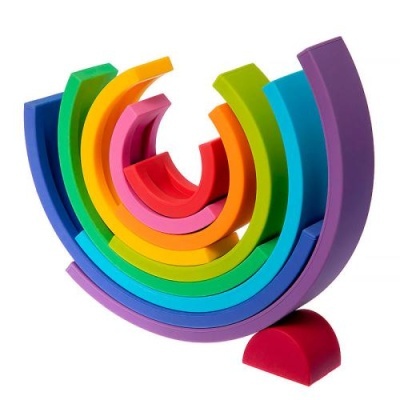 Brinquedo de madeira arco-íris com sete arcos coloridos