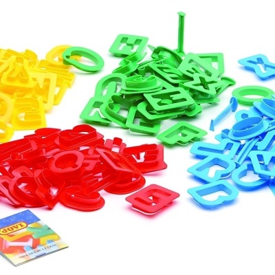 Letras plásticas coloridas organizadas em grupos por cor com embalagem