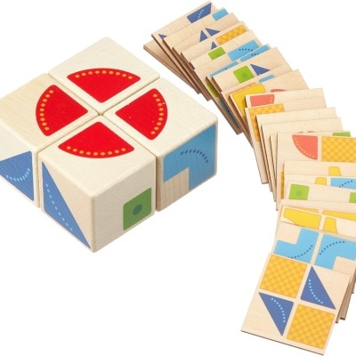 Jogo de blocos de madeira e cartas com padrões geométricos coloridos