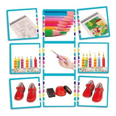 Materiais escolares, velas coloridas, sapatos vermelhos infantis e esponja de maquiagem