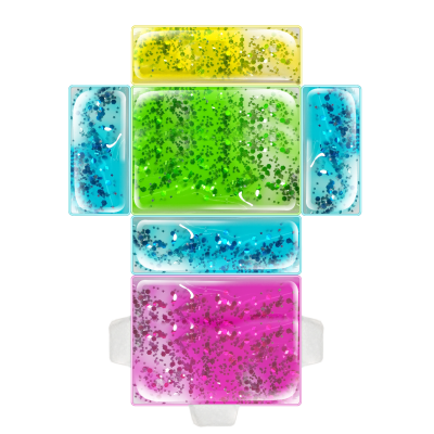 Pastilhas de detergente coloridas com glitter prateado sobre fundo branco